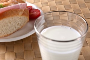 牛乳とパン　朝食