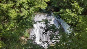 山形県東根市の観光名所「関山大滝」の美しい絶景