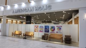 イオンモール大曲にあったアメリカンホリックの広い区画が、今は完全に白いパーテーションで囲まれて空き店舗